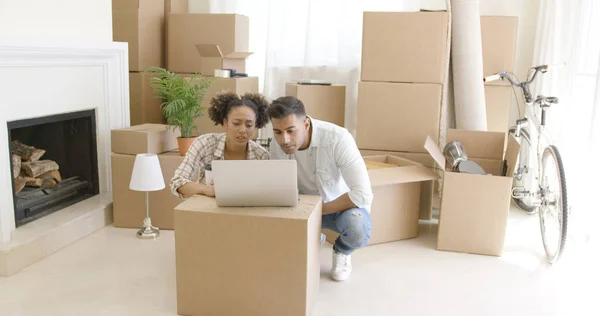 Joven pareja negra mudándose a su nuevo hogar —  Fotos de Stock