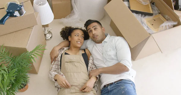 Sonhando jovem casal deitado no chão — Fotografia de Stock