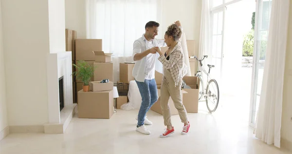 Casal jovem feliz comemorando a mudança para casa — Fotografia de Stock