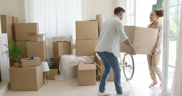 Jovem casal feliz se mudando para uma nova casa — Fotografia de Stock