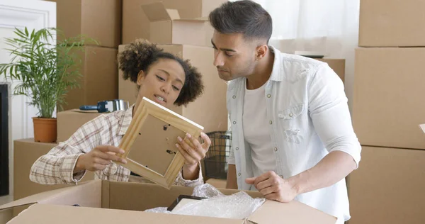 Atractiva pareja desempacando sus cosas en un nuevo hogar —  Fotos de Stock