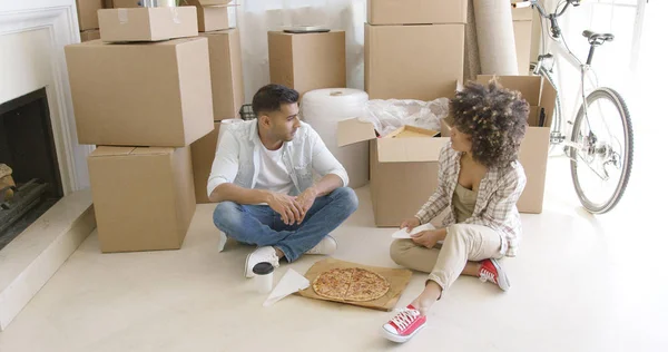 Casal jovem fazendo uma pausa de mudar de casa — Fotografia de Stock