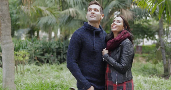 Amar a una joven pareja mirando al aire —  Fotos de Stock