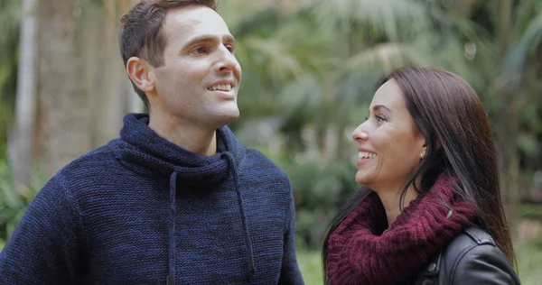 Amar a una joven pareja mirando al aire — Foto de Stock