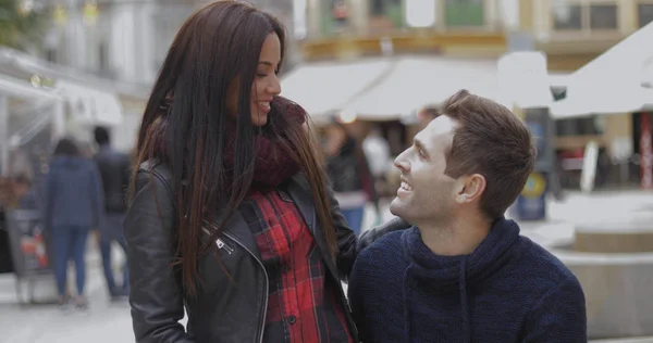 Pareja joven charlando en un mercado callejero o feria —  Fotos de Stock