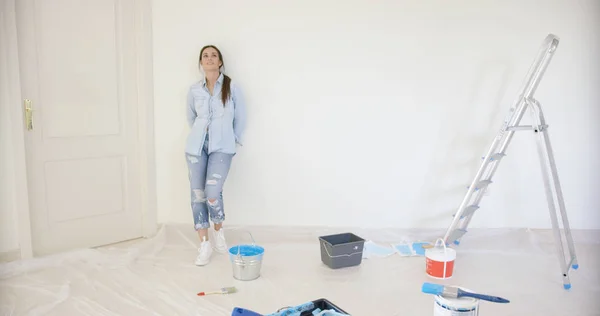 Mujer joven visualizando redecorando su casa — Foto de Stock