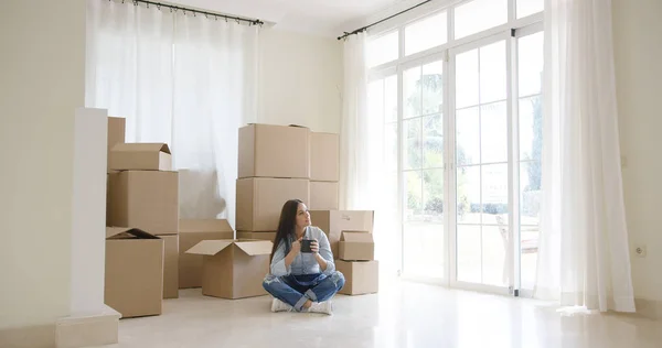 Young woman starting a new life in a new home — Stock Photo, Image