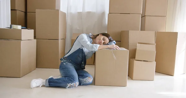 Cansado jovem mulher fazendo uma pausa de embalagem — Fotografia de Stock