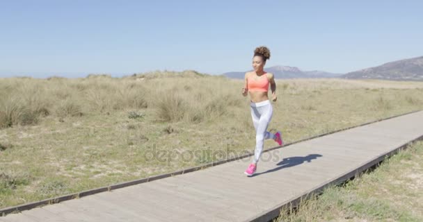 Mooie vrouw joggen op een stoep — Stockvideo