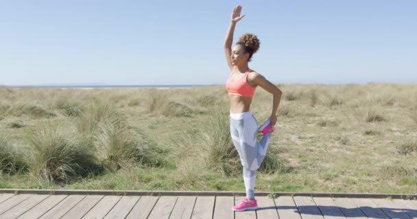 Vrouw die zich uitstrekt van een been — Stockvideo