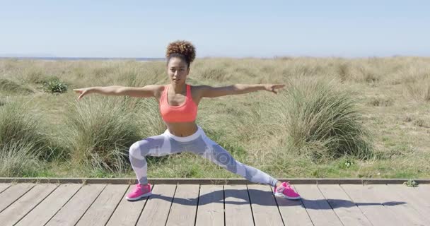 Sportig kvinna stretching på trottoaren — Stockvideo