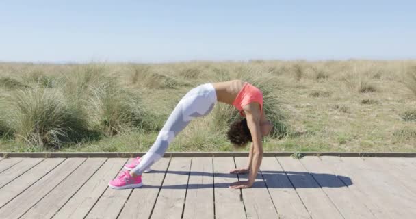 Mulher em posição de ponte — Vídeo de Stock