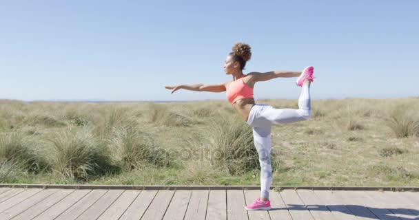 Vrouw in yoga positie — Stockvideo