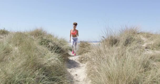 Femme tout en faisant du cardio — Video