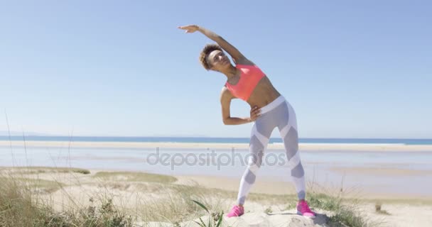 Mujer estirándose junto al mar — Vídeos de Stock