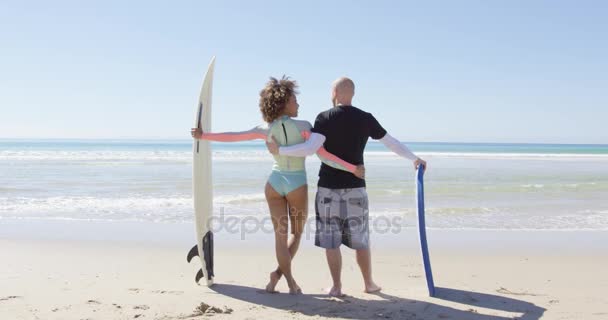 Ett par embracing på stranden — Stockvideo