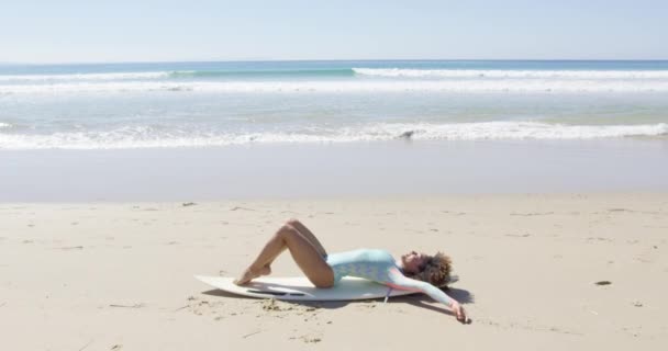 Jonge vrouw op een surfplank — Stockvideo