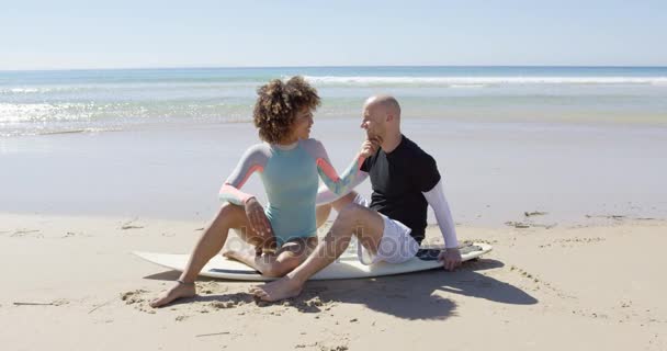 Ένα ζευγάρι στην παραλία — Αρχείο Βίντεο