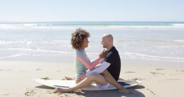 Los amantes en una tabla de surf — Vídeo de stock