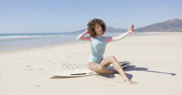 Femme prenant selfie sur fond de mer — Video