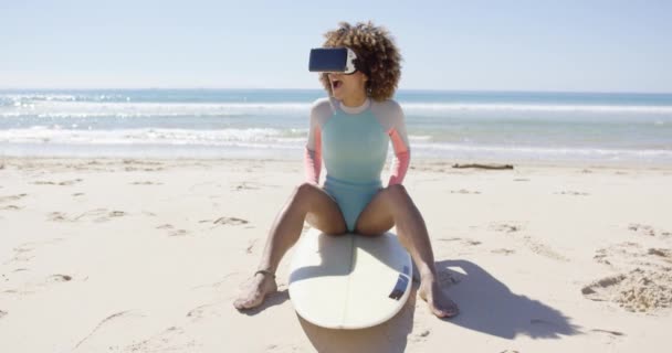 Mujer con gafas de realidad virtual en la playa — Vídeo de stock