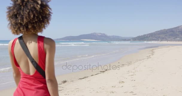 Женщина-спасатель идет вдоль пляжа — стоковое видео
