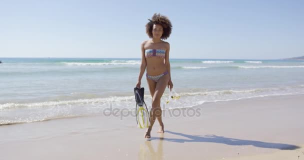 Vrouw met flippers wandelen op strand — Stockvideo