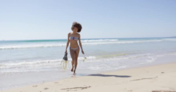 Mujer sosteniendo aletas en la playa — Vídeos de Stock