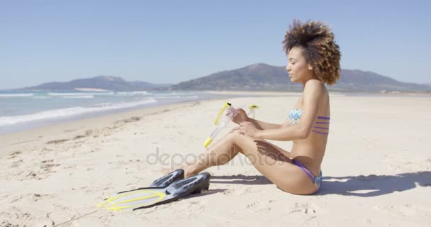 Mujer sentada en la playa con aletas — Vídeo de stock