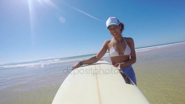 Mujer posando con tabla de surf — Vídeos de Stock