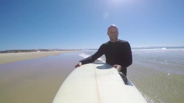 Man lopen in de Oceaan — Stockvideo