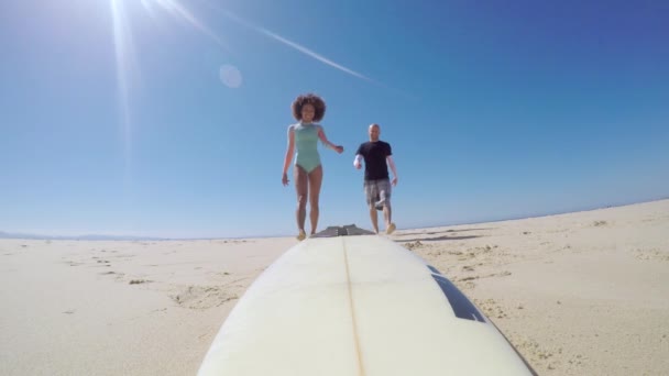 Las personas que llevan tabla de surf — Vídeo de stock