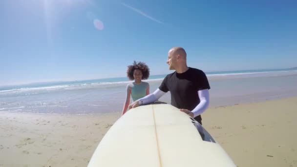 性格开朗夫妇与冲浪板 — 图库视频影像