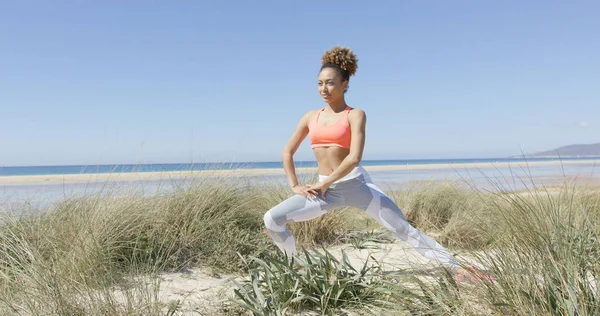 Mujer caliente en la playa — Foto de Stock