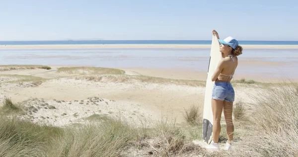 Mujer con surf admirando el paisaje acuático —  Fotos de Stock