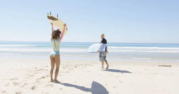 Personas con tablas de surf en la playa — Foto de Stock