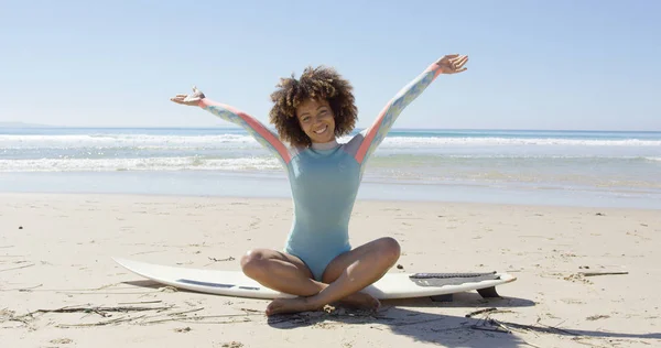 Vrouw op de surfplank met handen omhoog — Stockfoto