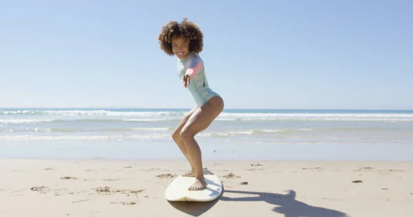 Femme gaie sur une planche de surf — Photo