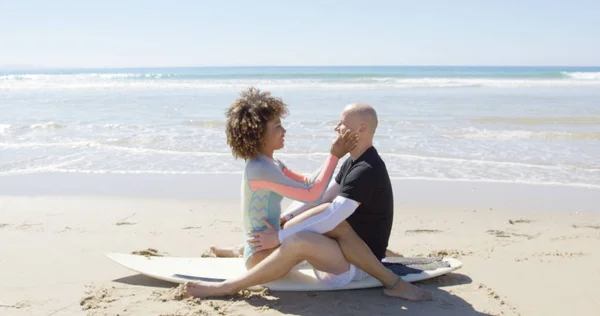 Los amantes en una tabla de surf — Foto de Stock