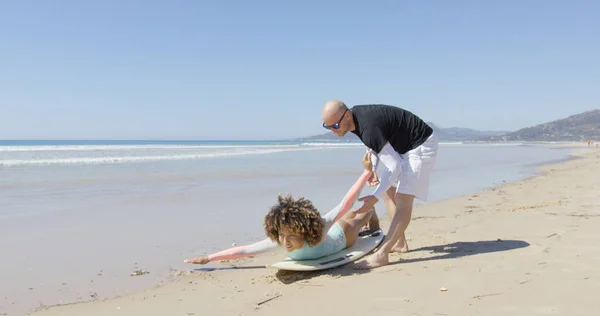 De instructeur met vrouwelijke surfer — Stockfoto