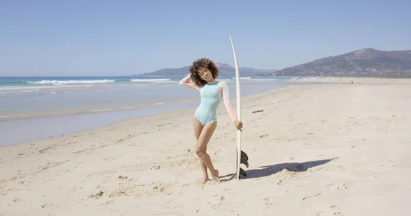 Feminino posando na praia com prancha — Fotografia de Stock