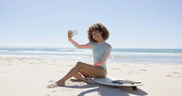 Vrouwelijke nemen selfie op strand — Stockfoto