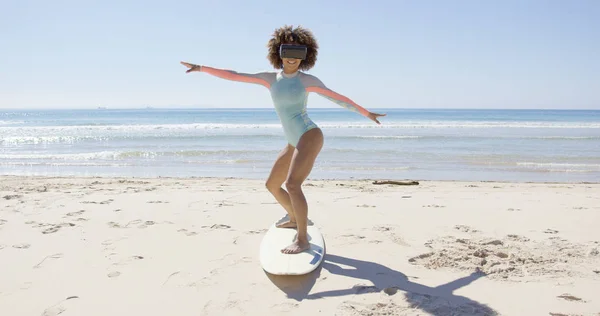 Vrouw met virtual reality bril op strand — Stockfoto