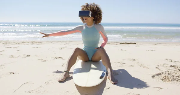 Mulher vestindo óculos de realidade virtual na praia — Fotografia de Stock