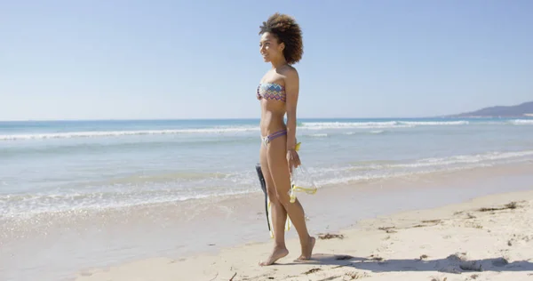 Kvinna med simfötter stående på stranden — Stockfoto