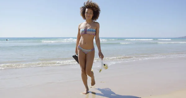 Donna con pinne che cammina sulla spiaggia — Foto Stock