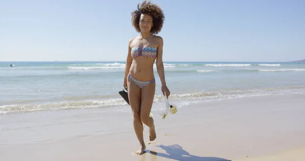 Mujer con aletas caminando en la playa — Foto de Stock