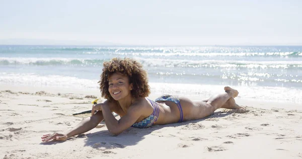 Sorrindo banho de sol feminino na praia — Fotografia de Stock