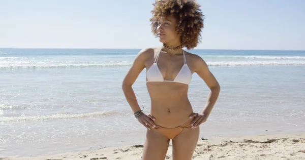 Femme portant un maillot de bain deux pièces posant sur la plage — Photo