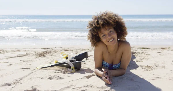 Vrouw liggend op het strand met flippers — Stockfoto